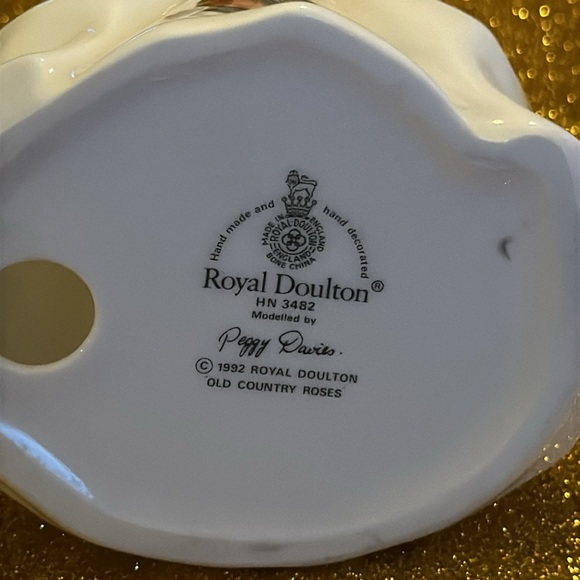 Royal Doulton 1992 Fine Porcelain Figurine of a young lady- Vintage - Picture 6 of 6